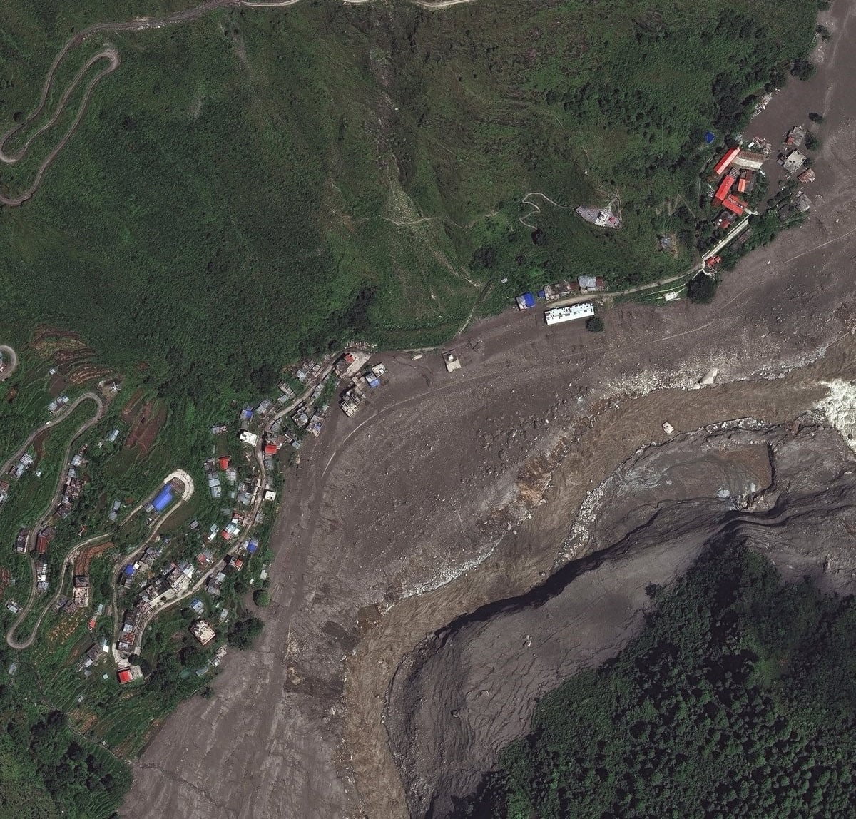 NEPAL'İN ÇİN SINIRINDA MEYDANA GELEN TAŞKININ YOL AÇTIĞI SEL FELAKETİNDE HAYATINI KAYBEDENLERİN...