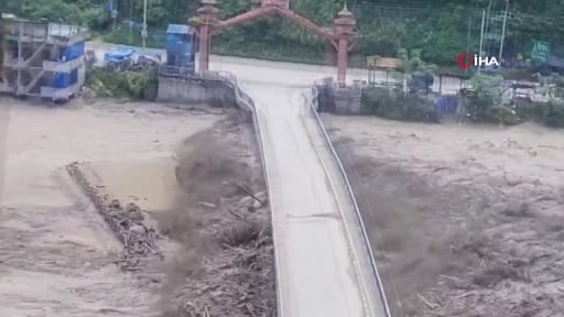 Nepal'in Çin sınırındaki Bhotekoshi Nehri'nde meydana gelen taşkının yol açtığı sel felaketinde...