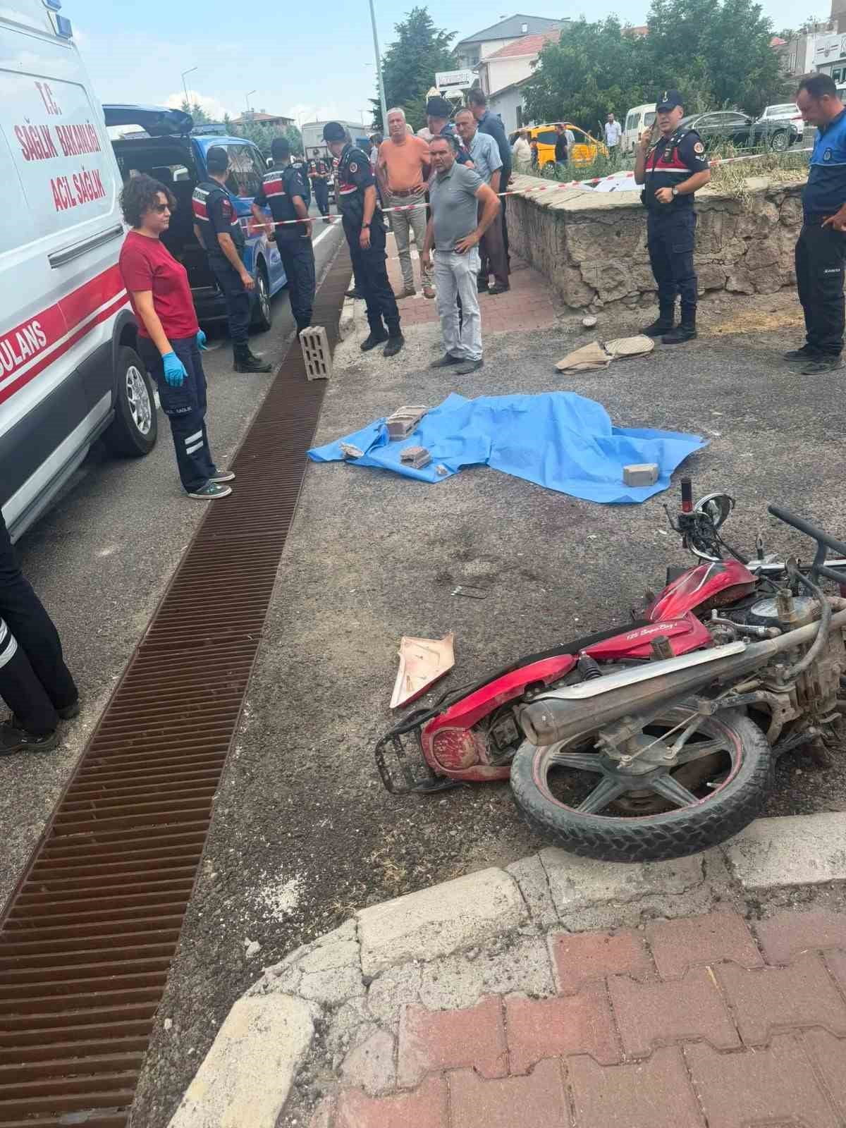 NEVŞEHİR'İN KAYMAKLI BELDESİNDE KONTROLDEN ÇIKARAK DUVARA ÇARPAN MOTOSİKLETİN 13 YAŞINDAKİ...