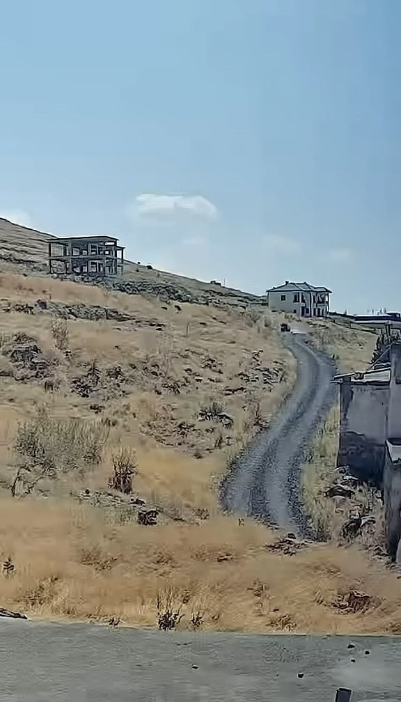 NEVŞEHİR’İN DERİNKUYU İLÇESİNE BAĞLI ÇAKILLI KÖYÜNDE ÜÇ TEKERLEKLİ ELEKTRİKLİ MOBİLETİN DEVRİLMESİ...