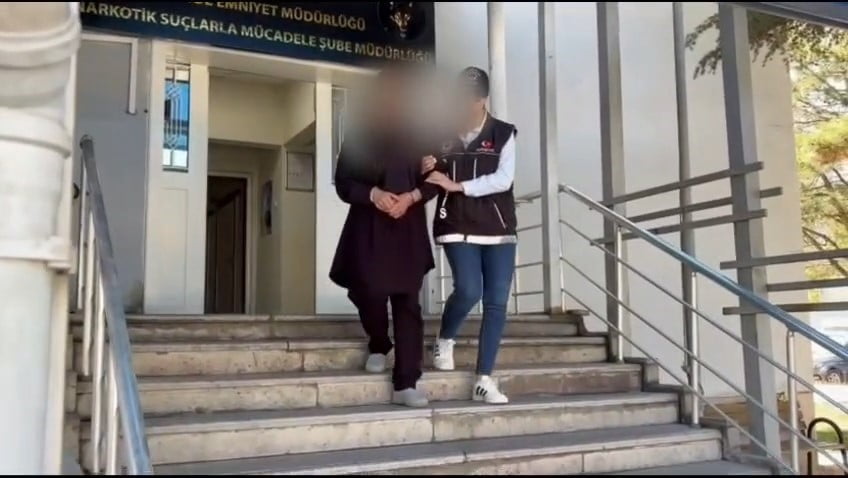 NİĞDE'DE DÜZENLENEN UYUŞTURUCU OPERASYONUNDA, MİDE VE BAĞIRSAKLARINDA KAPSÜLLER HALİNDE UYUŞTURUCU...