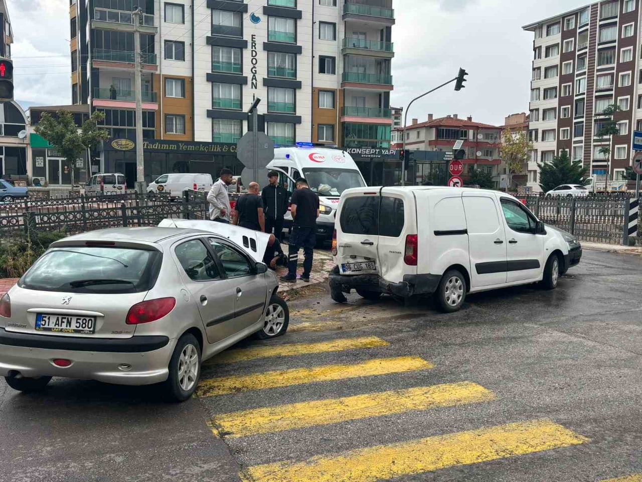 NİĞDE’DE 3 ARAÇ BİRBİRİNE GİRDİ 1 KİŞİ YARALANDI