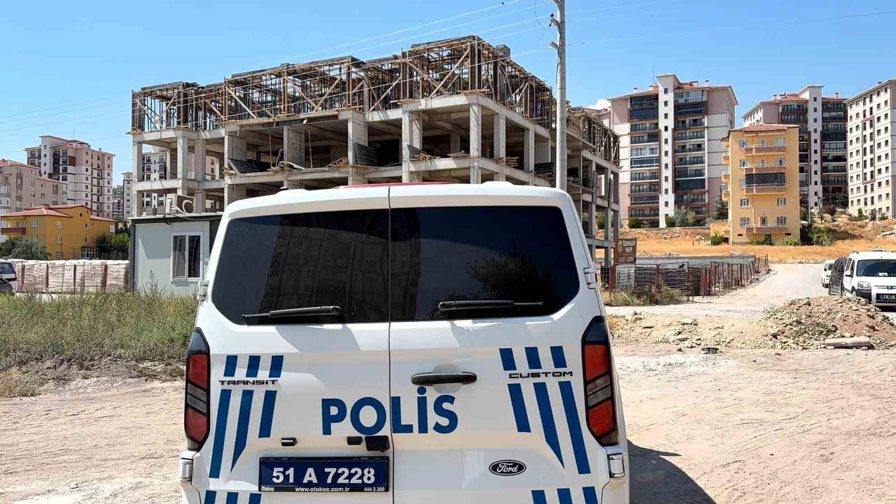 NİĞDE’DE ÇALIŞTIĞI İNŞAATTA YAKLAŞIK 2,5 METRE YÜKSEKLİKTEN DÜŞEN 40 YAŞINDAKİ İŞÇİ...