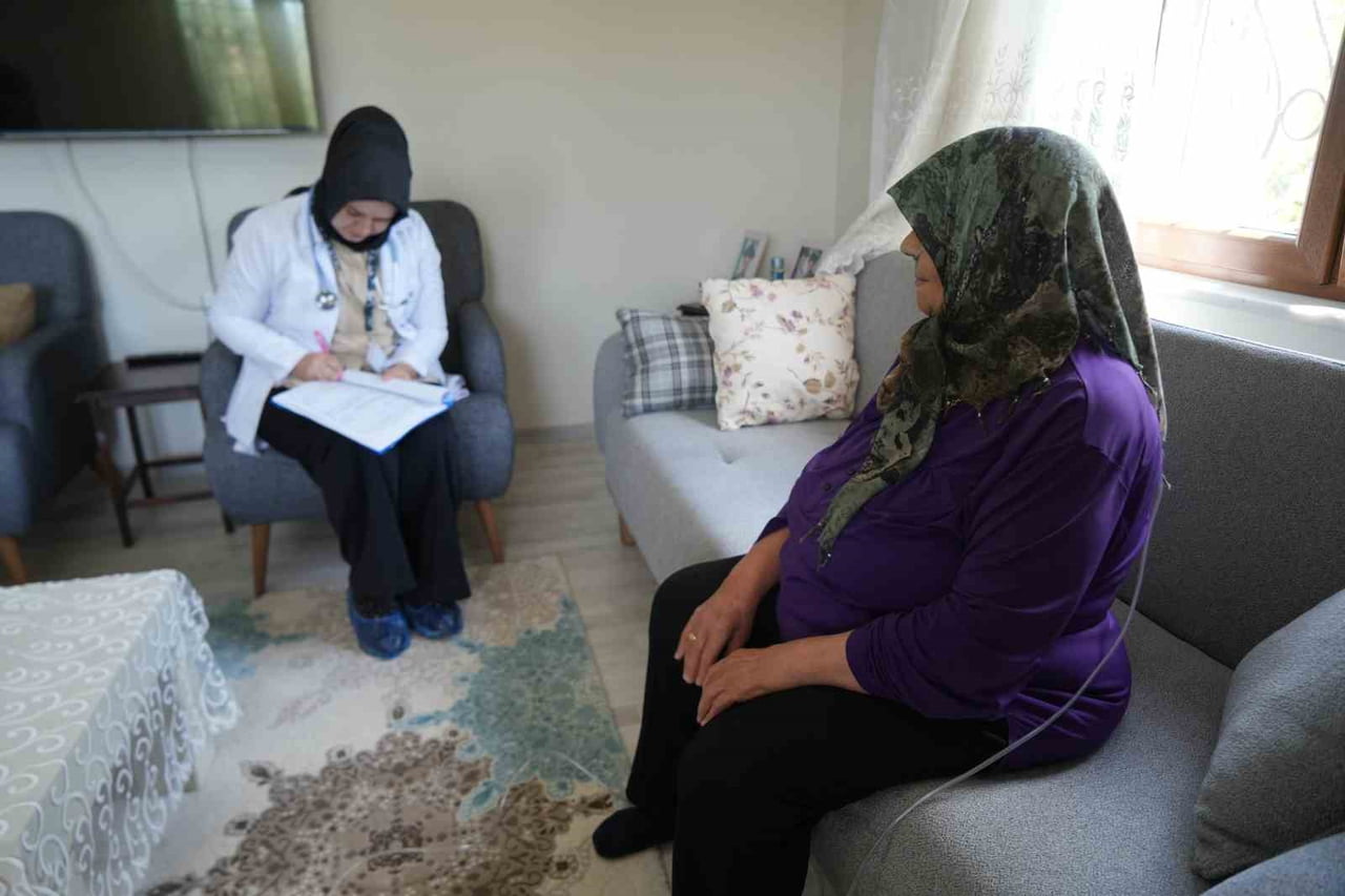 NİĞDE’DE EVDEN ÇIKAMAYAN HASTALAR SAĞLIK HİZMETİNE EVİNDE ULAŞIYOR