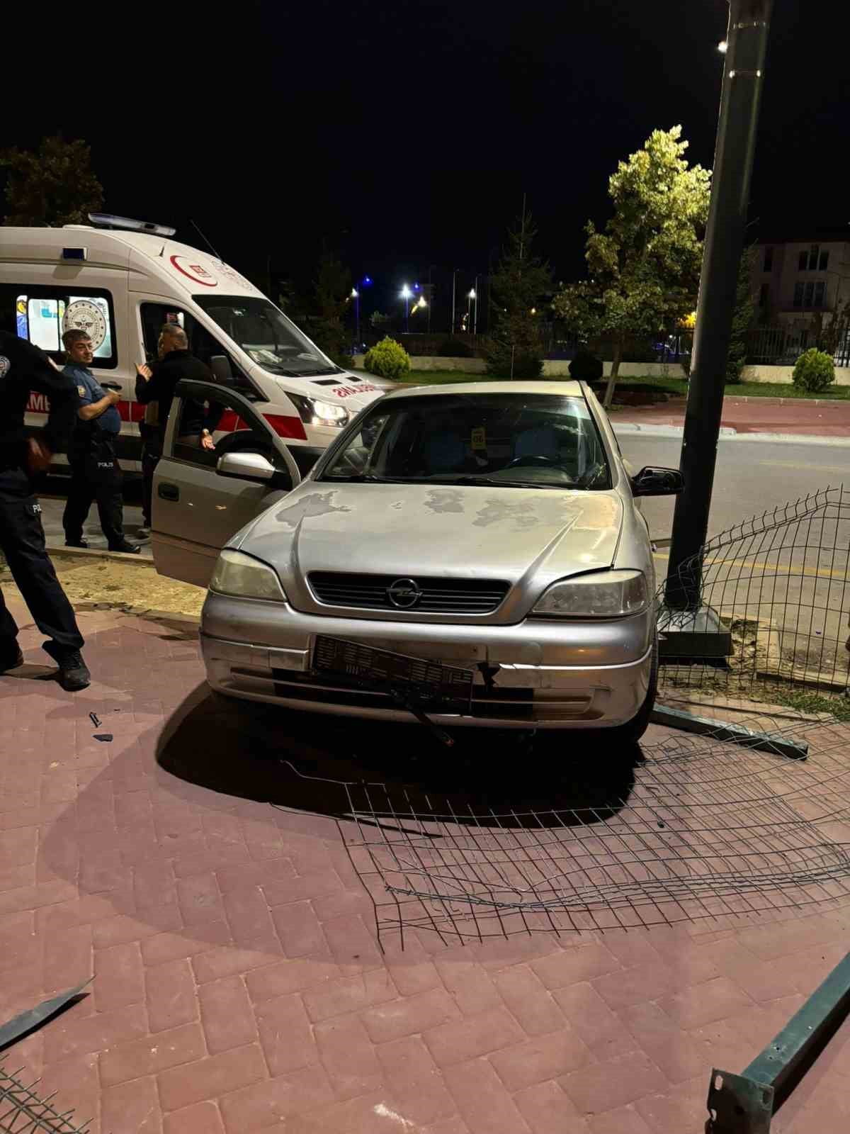 NİĞDE’DE KONTROLDEN ÇIKARAK REFÜJE ÇIKAN OTOMOBİLİN SÜRÜCÜSÜ YARALANDI.