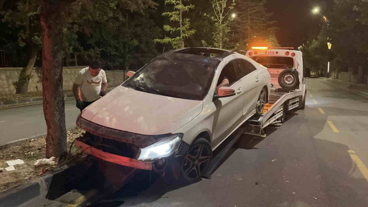 NİĞDE’DE OTOMOBİL REFÜJDEKİ AĞAÇLARA ÇARPTI 2 KİŞİ YARALANDI