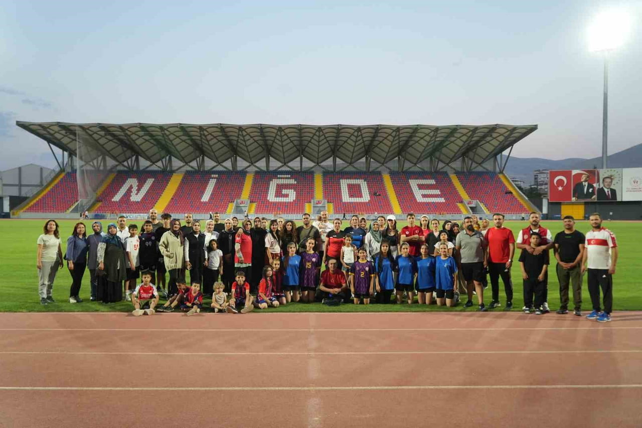 NİĞDE’DE SAĞLIKLI YAŞAM İÇİN 7’DEN 70’E HERKES STADYUMDA BULUŞUYOR