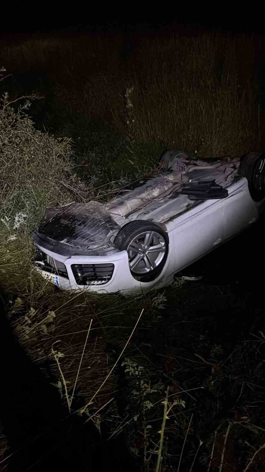 NİĞDE’NİN ÇAMARDI İLÇESİNDE BİR BAŞKA OTOMOBİLLE ÇARPIŞARAK ŞARAMPOLE DEVRİLEN ARAÇTAKİ 2 KİŞİ...