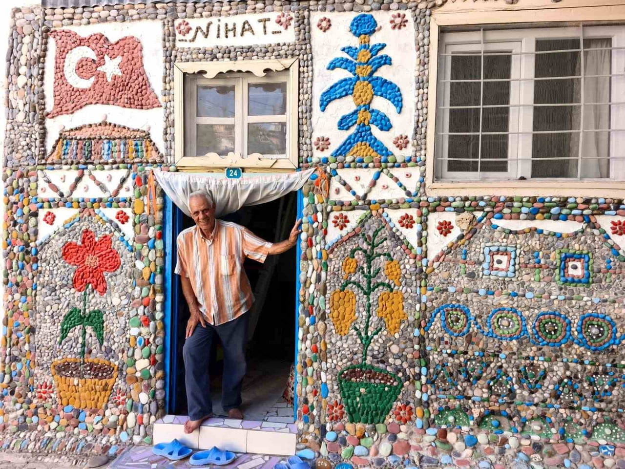 NİHAT SÜRÜCÜ, DERELERDEN VE YOL KENARLARINDAN TOPLADIĞI BİNLERCE ÇAKIL TAŞINI SANAT ESERİNE...