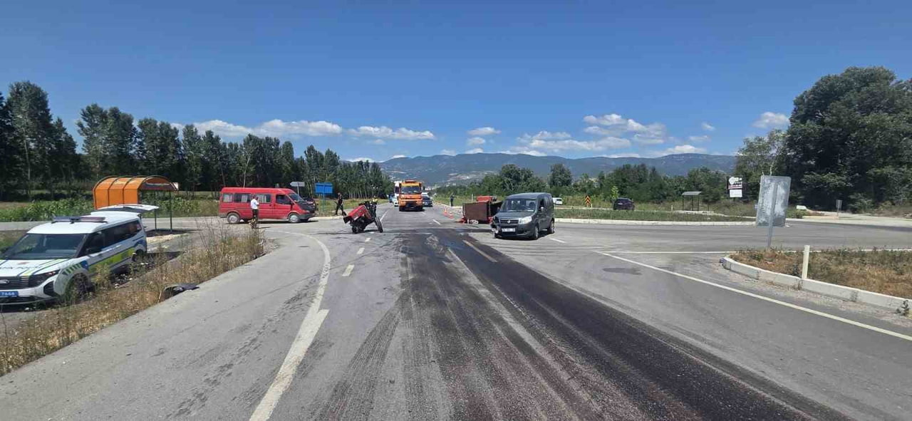 NİKSAR İLÇESİNDE TRAKTÖR İLE HAFİF TİCARİ ARACIN KARIŞTIĞI TRAFİK KAZASINDA 1'İ AĞIR 5 KİŞİ...