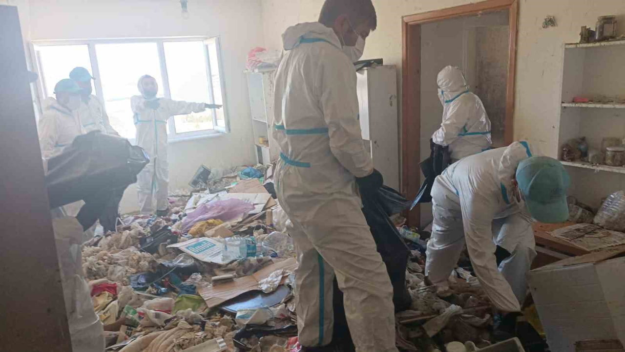 NİLÜFER BELEDİYESİ EKİPLERİ, BALKAN MAHALLESİ’NDEKİ BİR EVİ TEMİZLEDİ. EVDEN ÇIKARILAN 28 TON ÇÖP...