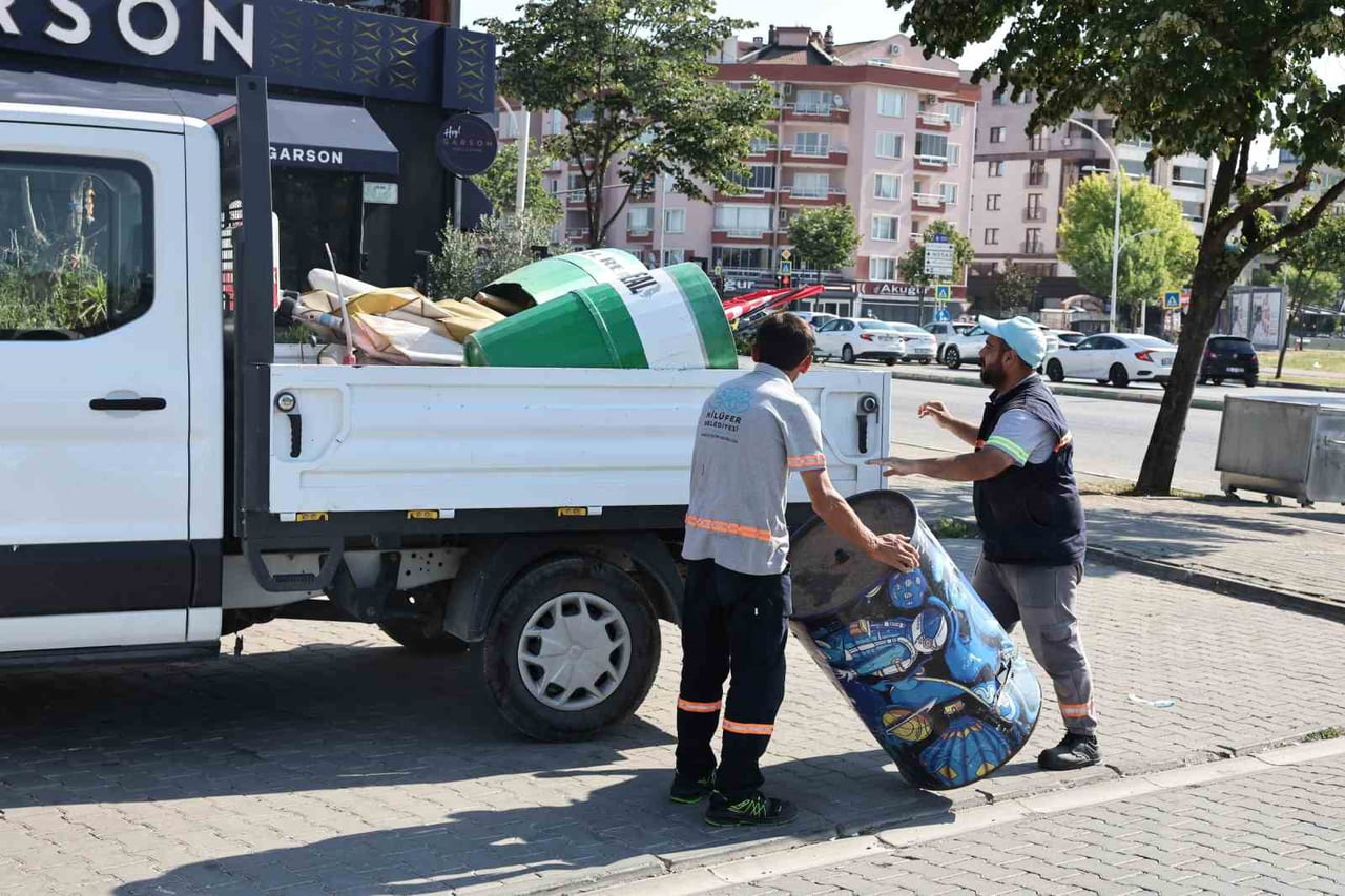 NİLÜFER BELEDİYESİ, İLÇE GENELİNDEKİ YAYA, BİSİKLET VE ENGELLİ YOLLARINI İŞGAL EDEN REKLAM...