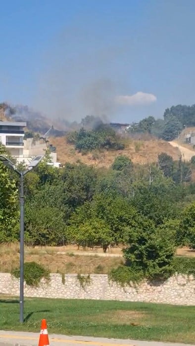 NİLÜFER İLÇESİNDE OTLUK ALANDA ÇIKAN YANGIN, İTFAİYE EKİPLERİNİN HIZLI MÜDAHALESİYLE...