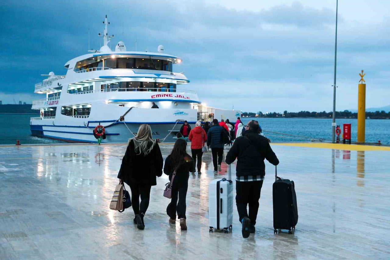 NİSAN AYINDA BAŞLAYAN ALİAĞA–MİDİLLİ SEFERLERİNDE İLK SEZON OLMASINA RAĞMEN 35 BİN YOLCU SAYISINA...