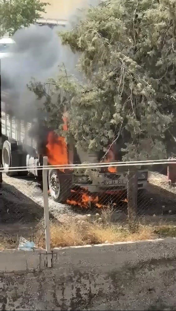 NUSAYBİN İLÇESİNDE PARK HALİNDEYKEN YANAN KAMYON KULLANILAMAZ HALE GELDİ