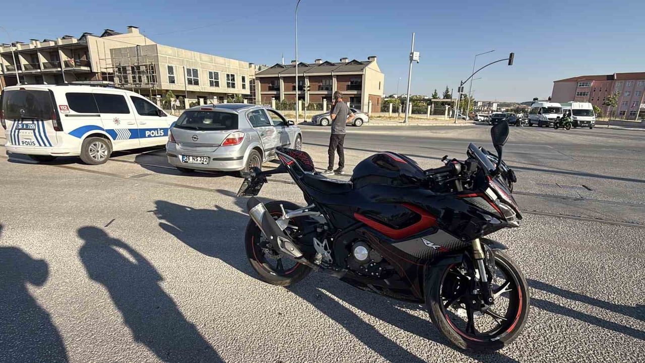 ODUNPAZARI İLÇESİNDE OTOMOBİLLE ÇARPIŞAN MOTOSİKLETİN SÜRÜCÜSÜ YARALANDI