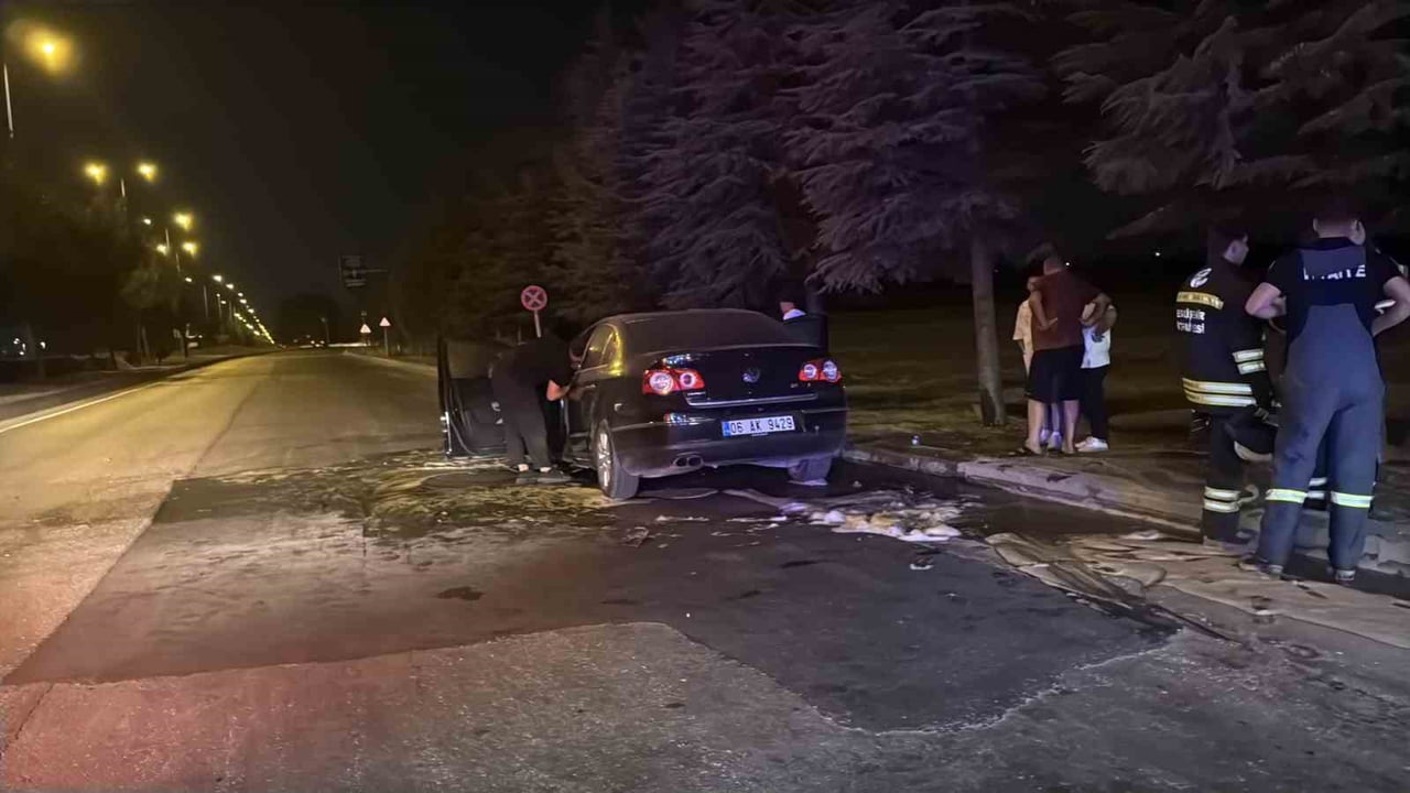 ODUNPAZARI İLÇESİNDE SEYİR HALİNDEKİ OTOMOBİL MOTOR KISMINDAN ALEV ALARAK KULLANILMAZ HALE...