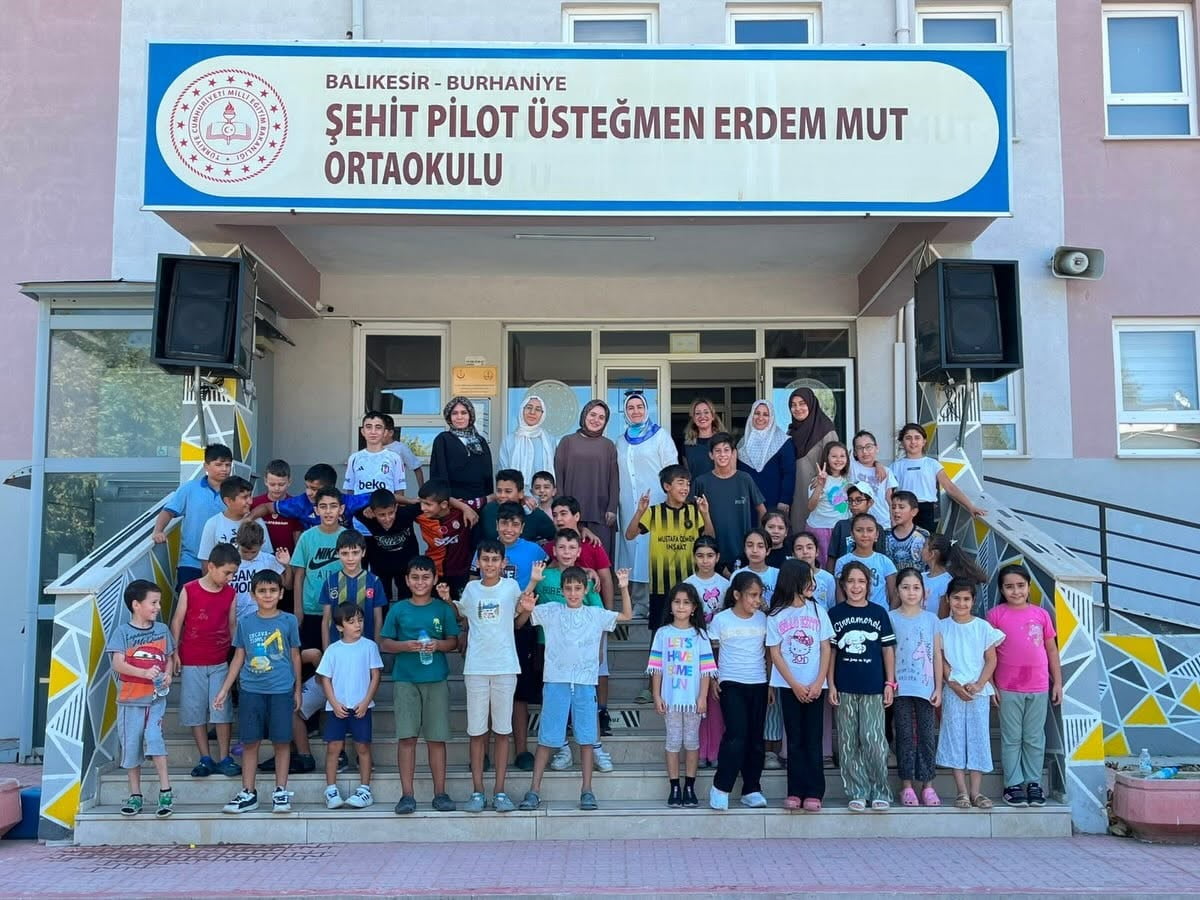 ÖĞRENCİLERE İKRAMLARDA BULUNDU
