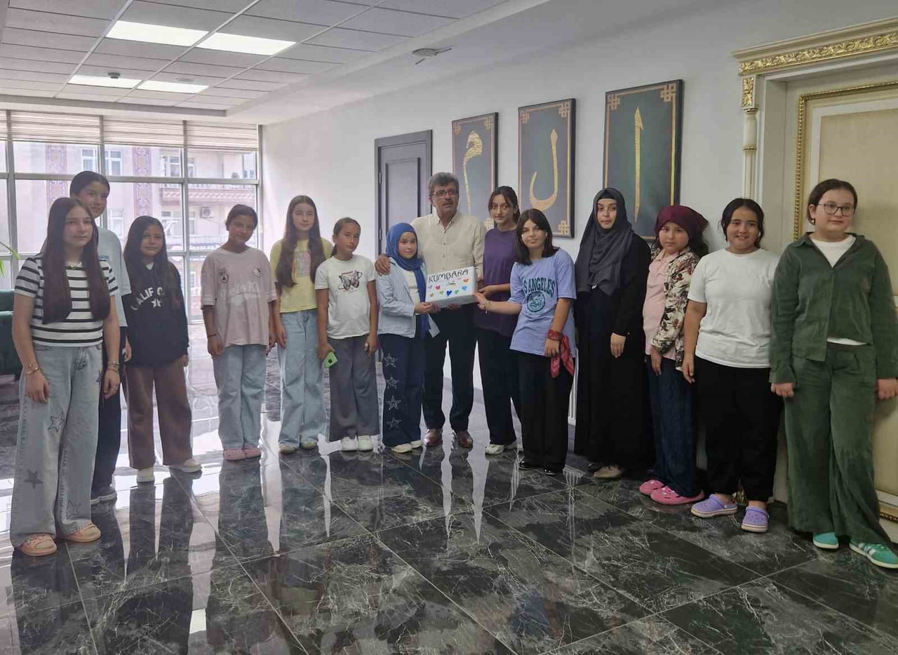 ÖĞRENCİLERİN HARÇLIKLARINI İLÇE MÜFTÜSÜ ALİ FUAT BAYCAN'A VERMESİ