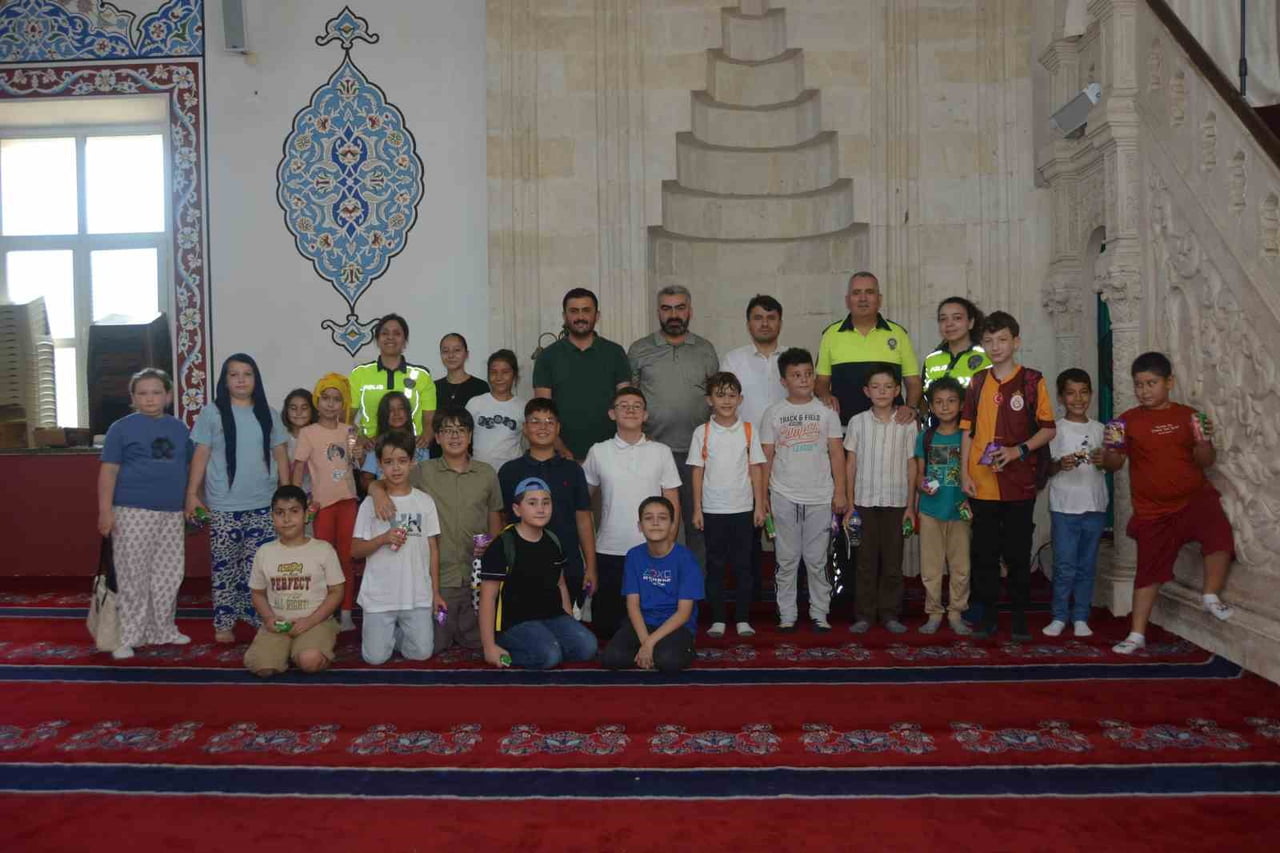 ÖĞRENCİLERLE TOPLU RESİM ÇEKİNİLMESİ