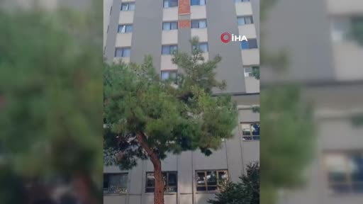 Öğretmenevi duvarından kopan beton parçaları korkuttu