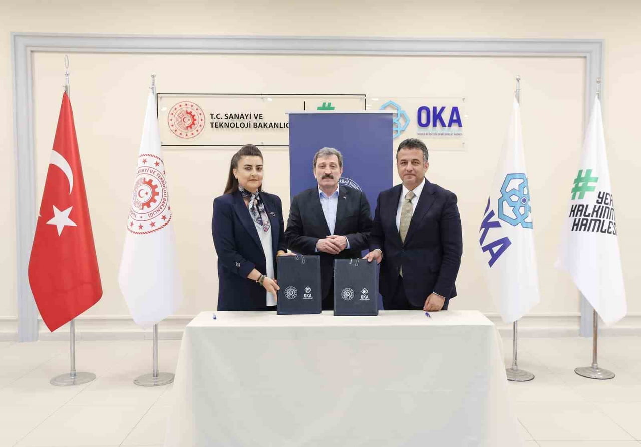 OKA SEKRETERİ MEHLİKA DİCLE (SOLDA), SAMSUN VALİSİ ORHAN TAVLI (ORTADA), SAMSUN BÜYÜKŞEHİR...