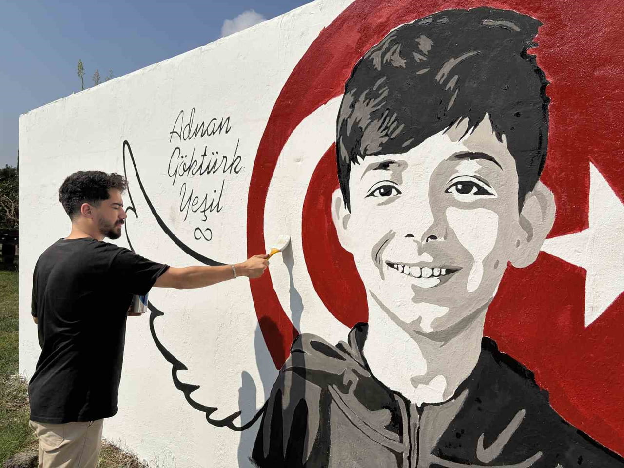 OKUL SALDIRISINDA HAYATINI KAYBEDEN ADNAN’IN PORTRESİ MEMLEKETİNDE DUVARA ÇİZİLDİ