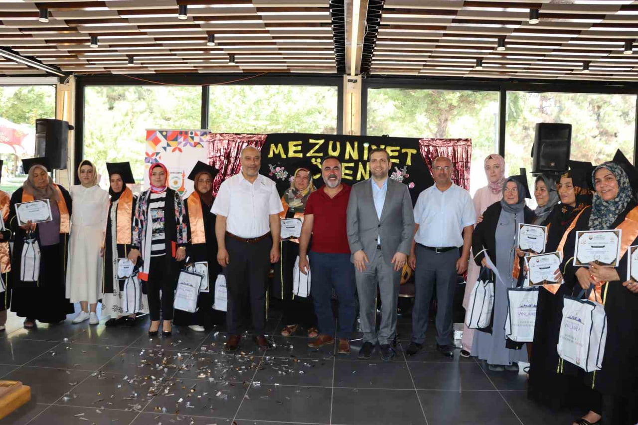 OKUMA YAZMA ÖĞRENEN ANNELER MEZUNİYET SEVİNCİ YAŞADI