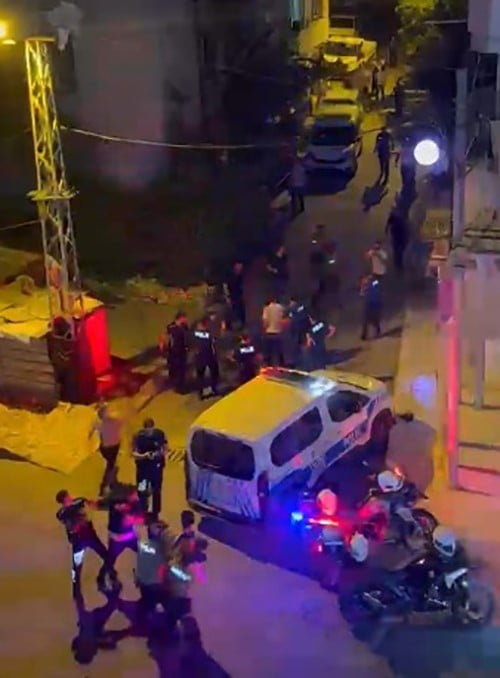 OLAY, MERKEZ AKDENİZ İLÇESİ ŞEVKET SÜMER MAHALLESİ'NDE MEYDANA GELDİ. AİLE BİREYLERİ ARASINDA...