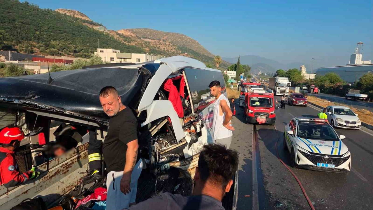 OLAY YERİNE ÇOK SAYIDA AMBULANS, MUĞLA BÜYÜKŞEHİR BELEDİYESİ MİLAS İTFAİYE VE POLİS EKİPLERİ SEVK...