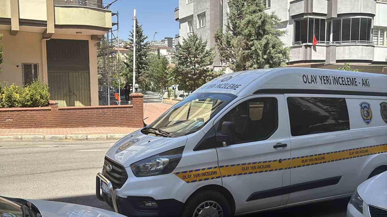 OLAY YERİNE GELEN SAĞLIK EKİPLERİ, İLK MÜDAHALENİN ARDINDAN İNŞAAT İŞÇİSİ İNANÇ ARMAĞAN’I...
