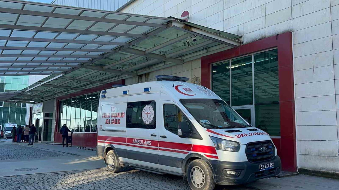 OLAY YERİNE GELEN SAĞLIK EKİPLERİNCE İLK MÜDAHALELERİ YAPILAN KARDEŞLERDEN ERSİN ÖZARİŞ, FATSA...