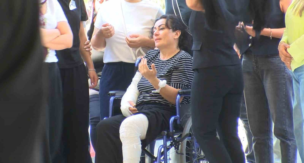 OLAYDAN YARALI KURTULAN ANNE NESLİHAN FİL, CENAZE TÖRENİNE TEKERLEKLİ SANDALYEYLE KATILDI.