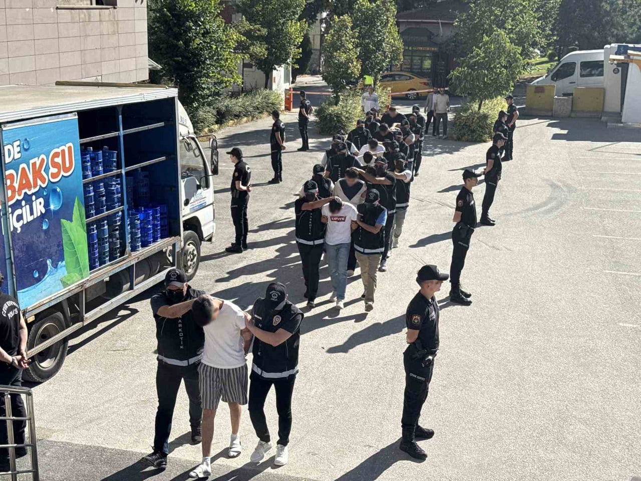 OLAYLA İLGİLİ GÖZALTINA ALINAN 9 ŞÜPHELİ ADLİYEYE SEVK EDİLDİ.