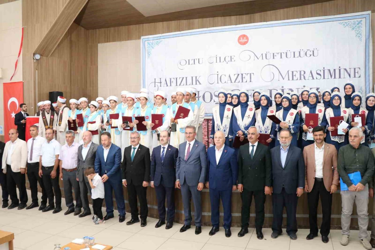 OLTU İLÇESİNDE MÜFTÜLÜK TARAFINDAN DÜZENLENEN HAFIZLIK İCAZET MERASİMİ'NDE, HAFIZLIK EĞİTİMLERİNİ...