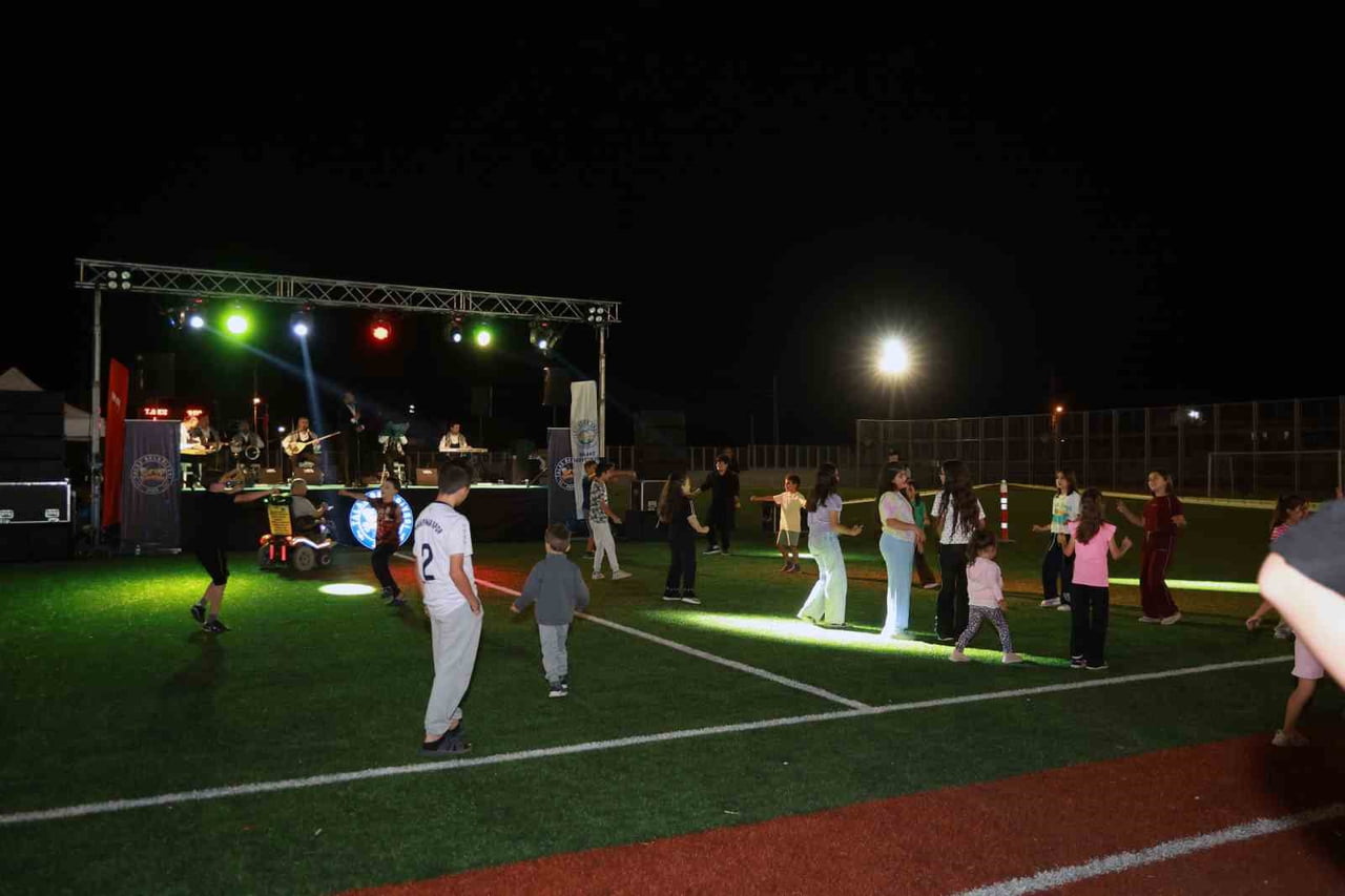 ÖNCEKİ YIL 1 MAYIS EMEK VE DAYANIŞMA GÜNÜ’NDE İLK KONSERİNİ VEREN VE ARDINDAN HEM KAYSERİ’DE HEM...