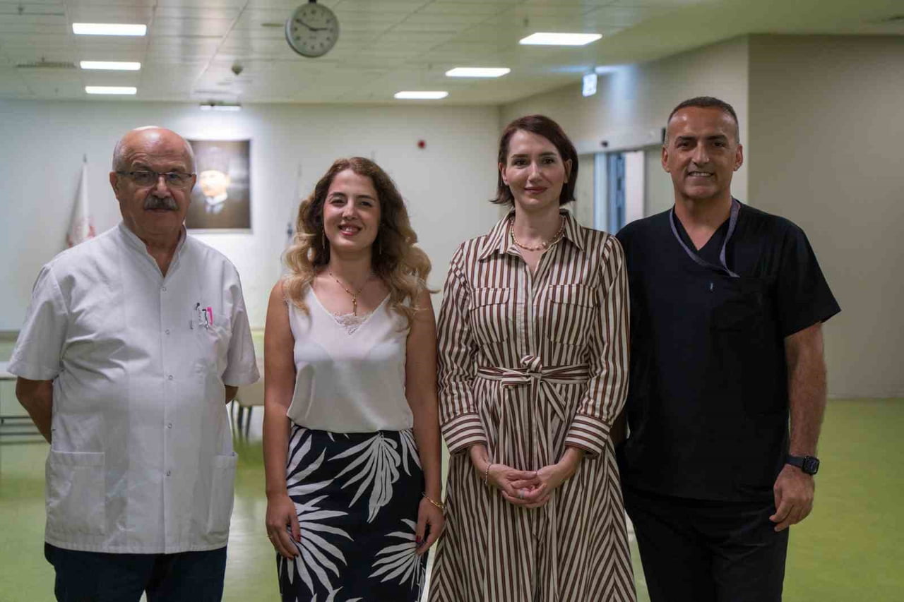 OP. DR. DOĞUKAN AKÇAY (SAĞDA),  PROF. DR. BİLAL-İ HABEŞ GÜMÜŞ (SOLDA),  UZM. DR. EDA ÇAKIROĞLU...