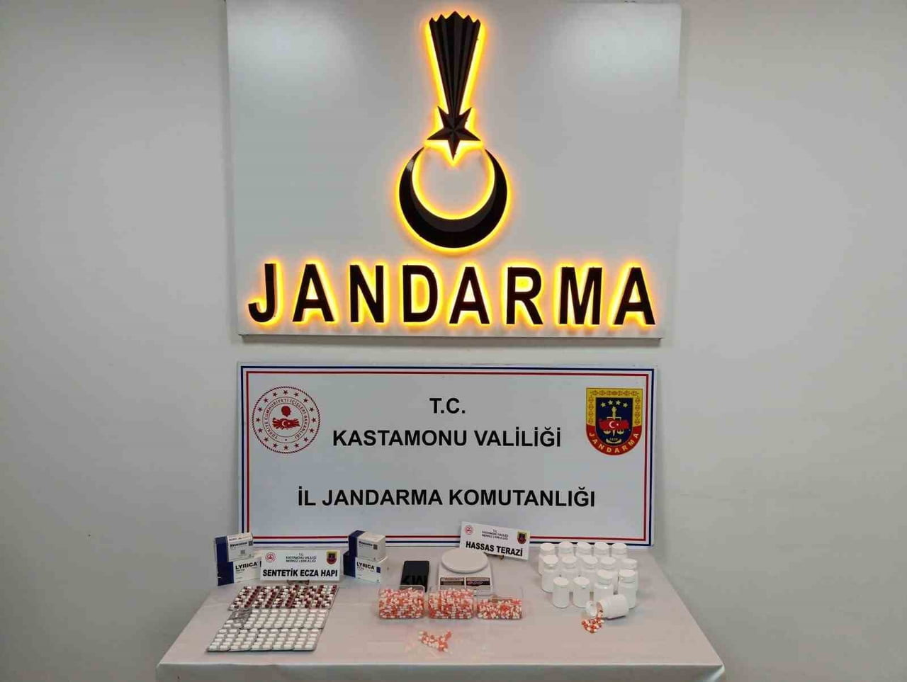 OPERASYONDA, 163 ADET SENTETİK ECZA HAPI, 778 ADET BOŞ SENTETİK ECZA HAPI KAPSÜLÜ, 40 ADET...