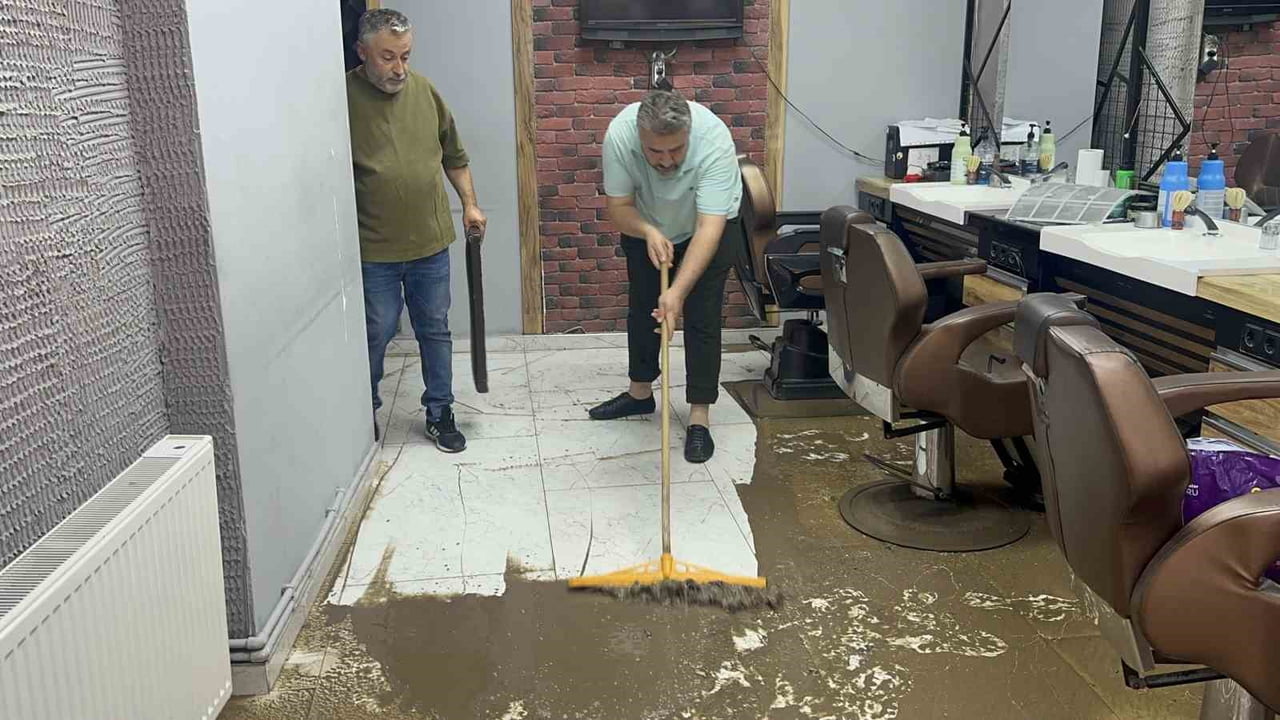 ORDU'NUN FATSA İLÇESİNDE GECE SAATLERİNDE ETKİLİ OLAN SAĞANAK YAĞIŞ, CADDE VE SOKAKLARDA SU...