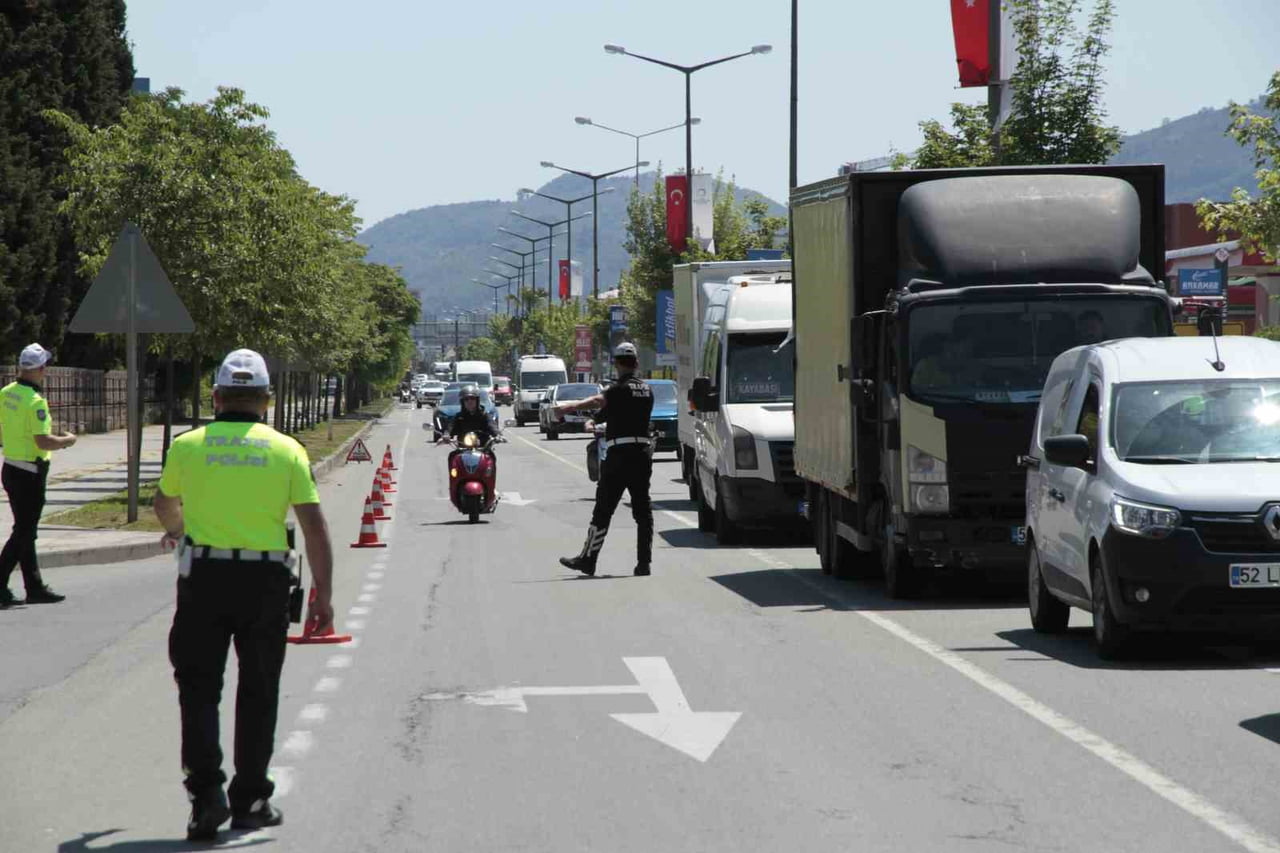 ORDU’DA TRAFİK EKİPLERİNCE SON BİR HAFTADA YAPILAN DENETİMLERDE 16 BİN 328 ARAÇ VE SÜRÜCÜSÜ...
