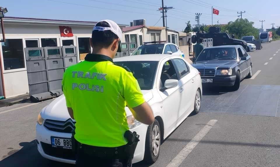 ORDU’DA TRAFİK EKİPLERİNCE SON BİR HAFTADA YAPILAN DENETİMLERDE 18 BİN 12 ARAÇ VE SÜRÜCÜSÜ KONTROL...