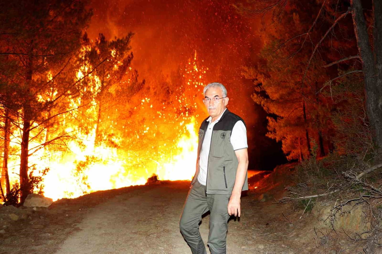 ORMAN GENEL MÜDÜRÜ BEKİR KARACABEY YANGINLARDA SAHADA EKİPLERLE BİRLİKTEYDİ