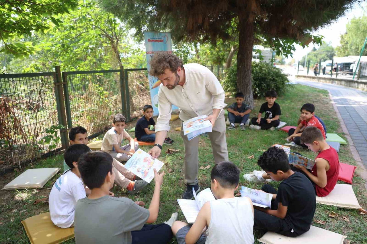 OSMANGAZİ BELEDİYESİ, ÇOCUKLARIN KİTAPLA BAĞINI GÜÇLENDİRMEK VE OKUMA KÜLTÜRÜNÜ YAYGINLAŞTIRMAK...