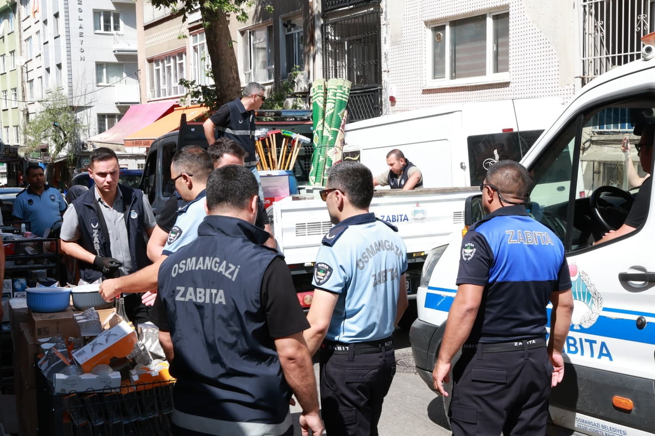 OSMANGAZİ BELEDİYESİ ZABITA MÜDÜRLÜĞÜ EKİPLERİ, İLÇE GENELİNDE KALDIRIMLARIN İŞGAL EDİLMESİNİ...