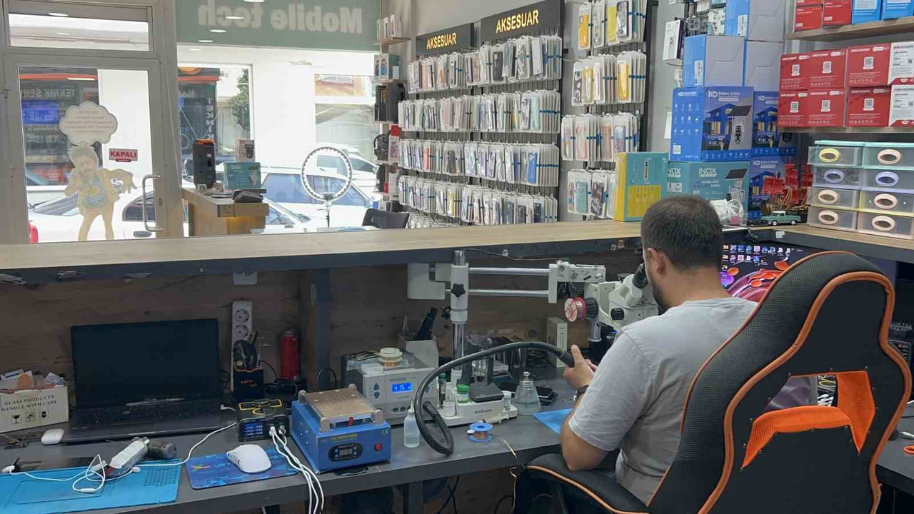 OSMANİYE'NİN KADİRLİ İLÇESİNDE CEP TELEFONU TEKNİK SERVİSİ İŞLETEN İLBEY İSMAİL ŞEN, TAMİR ETTİĞİ...