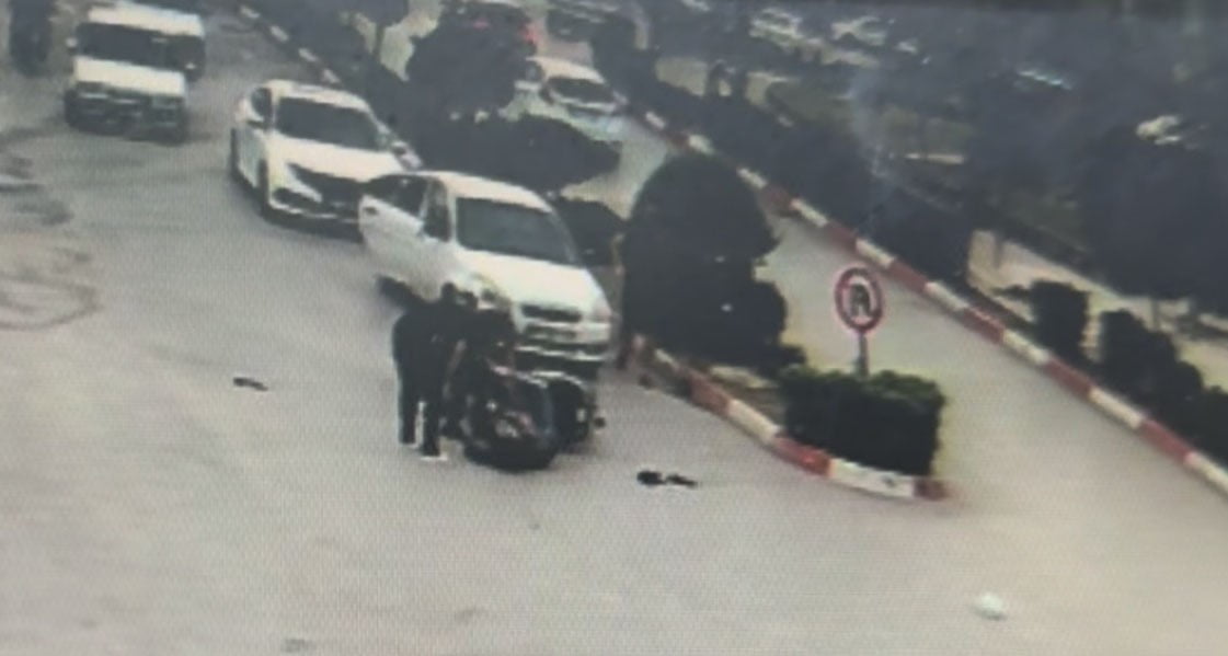 OSMANİYE'NİN KADİRLİ İLÇESİNDE KAVŞAKTA DÖNÜŞ YAPAN OTOMOBİLE MOTOSİKLETİN YANDAN ÇARPMASI SONUCU...