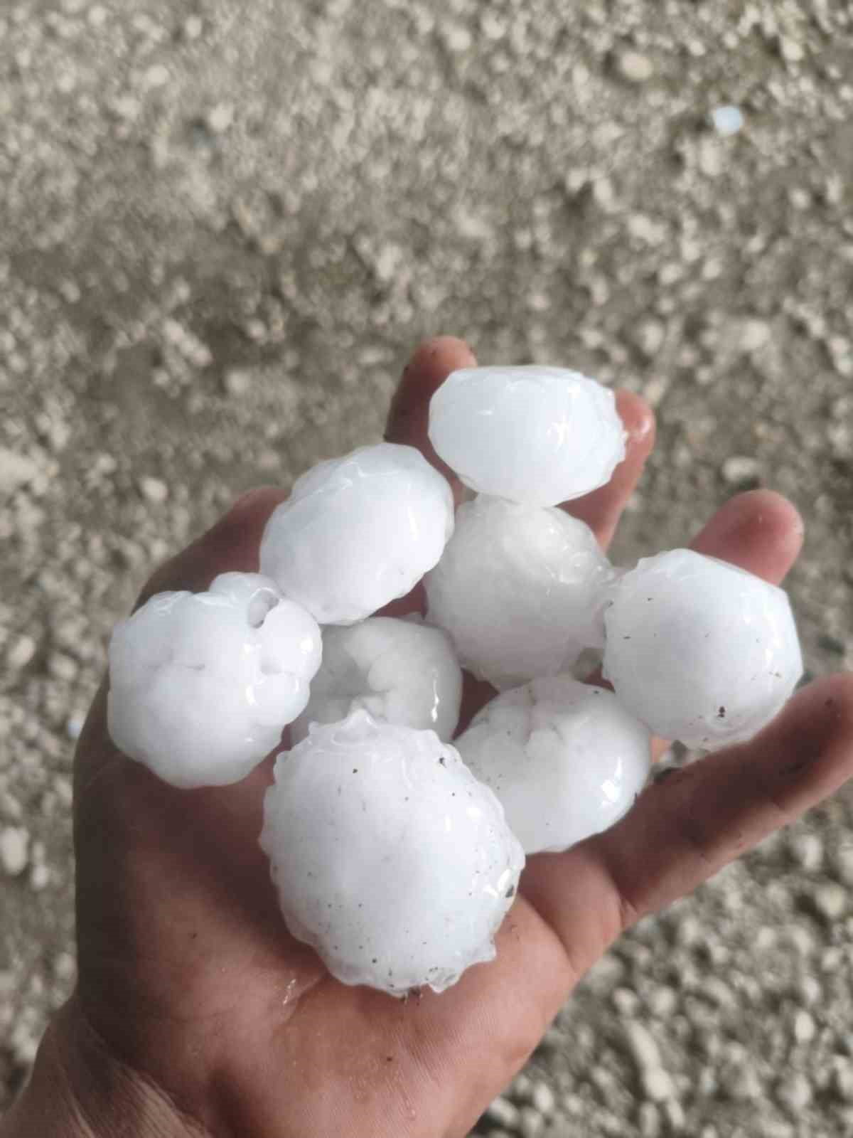 OSMANİYE’DE CEVİZ BÜYÜKLÜĞÜNDE DOLU YAĞDI
