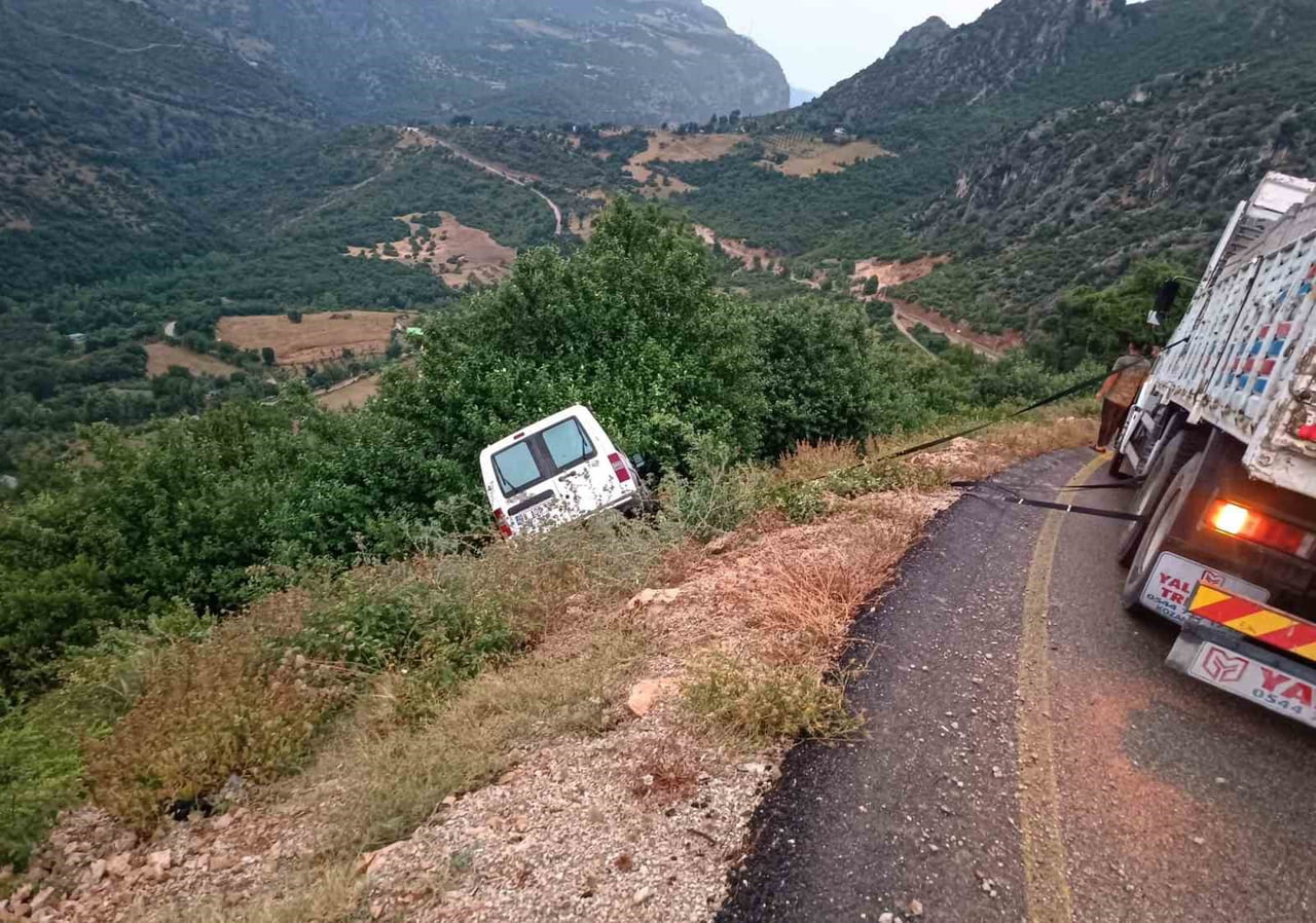 OSMANİYE’DE YAĞIŞ NEDENİYLE ARAÇ YOLDAN ÇIKTI