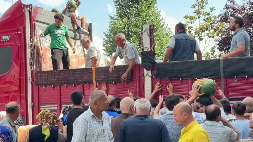 Öşür olarak 20 ton karpuz dağıttı