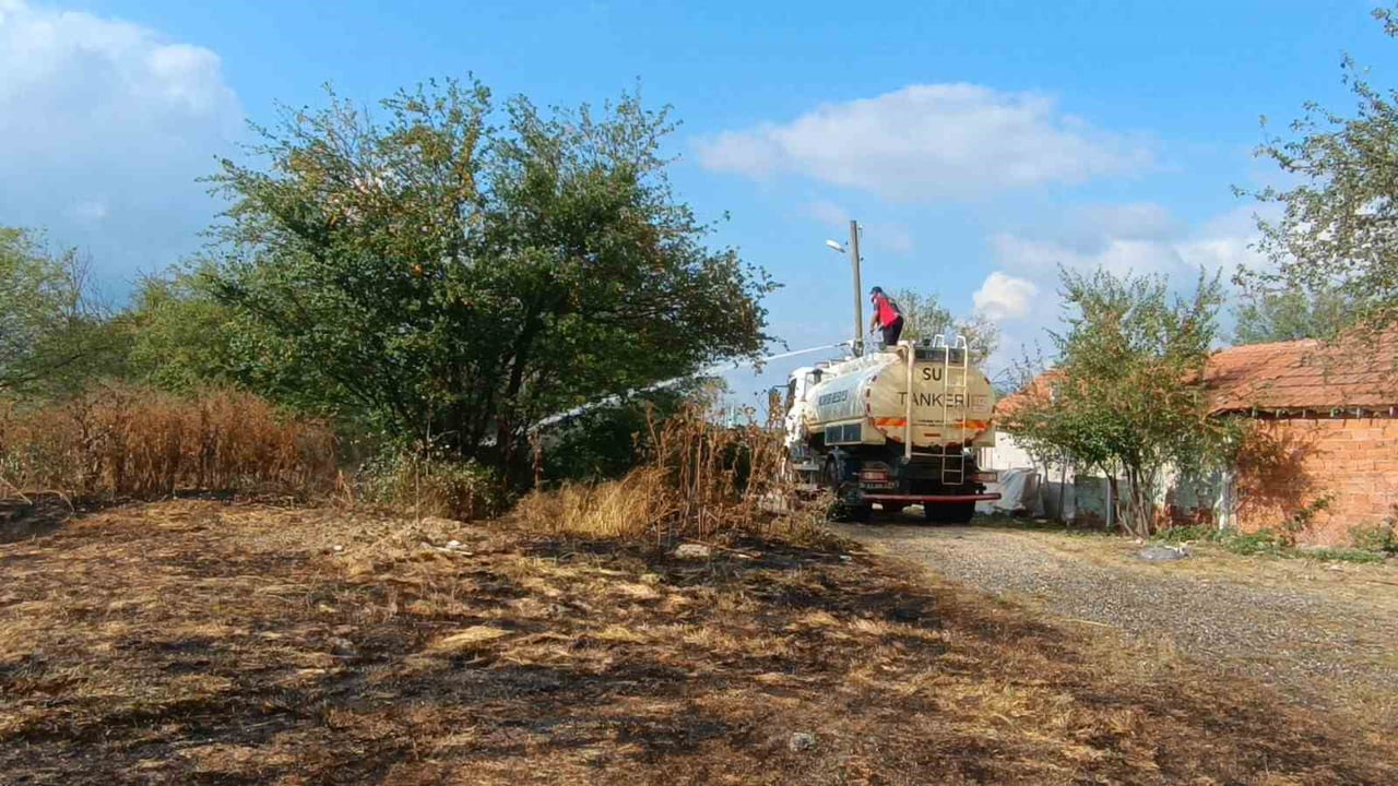 OTLUK ALANDA ÇIKAN YANGIN KÖY EVLERİNE SIÇRAMADAN SÖNDÜRÜLDÜ